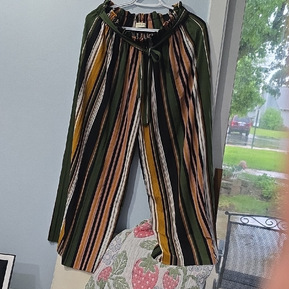 Jon & Anna Contemporary Striped Pants in Black and Gold